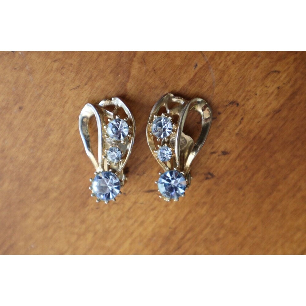 READ* Vintage Gold Tone Light Blue Rhinestone Clip On Earrings Unsigned 1.1"
